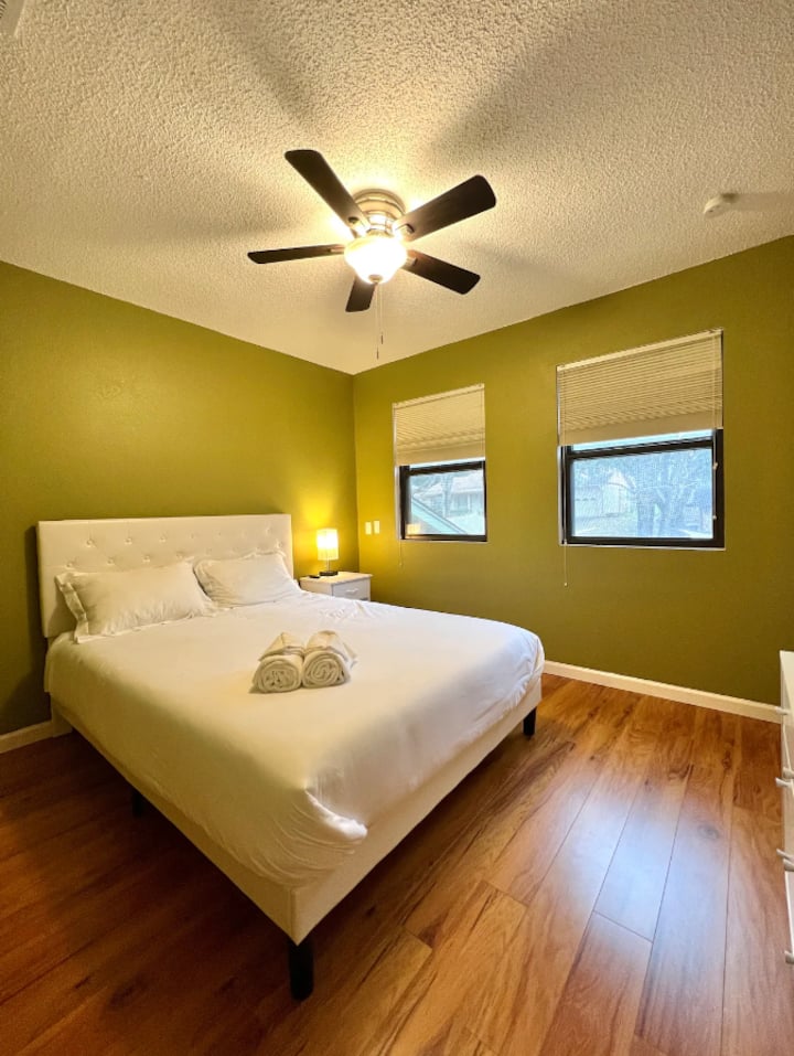 Výhľad na spálňu 2 z dverí.