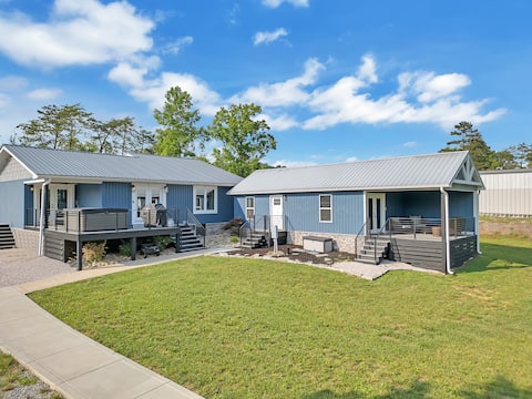 FLAT Lakefront Home w/ Dock-Kayaks-Paddle Board