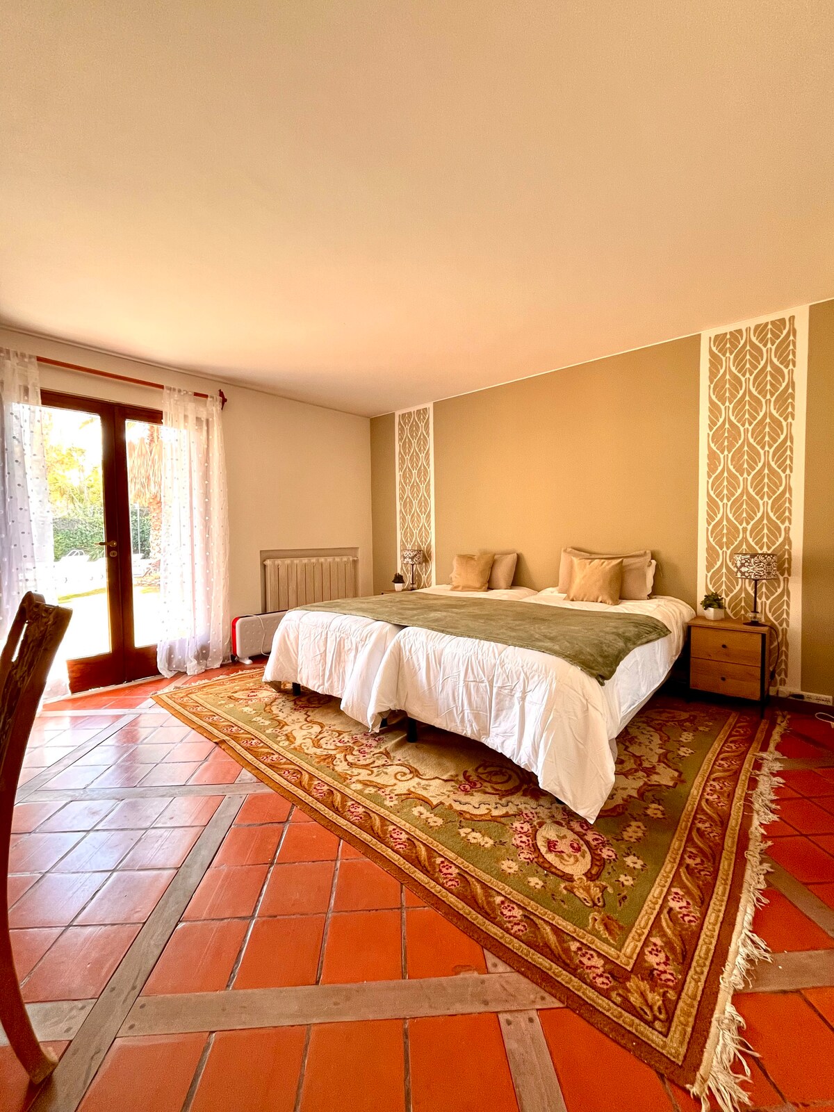 ห้องสวีทที่สว่างและกว้างขวางนี้ตั้งอยู่ที่ชั้นล่างของบ้าน มีทางเข้าสวนได้โดยตรง เพลิดเพลินกับวิวที่สวยงาม