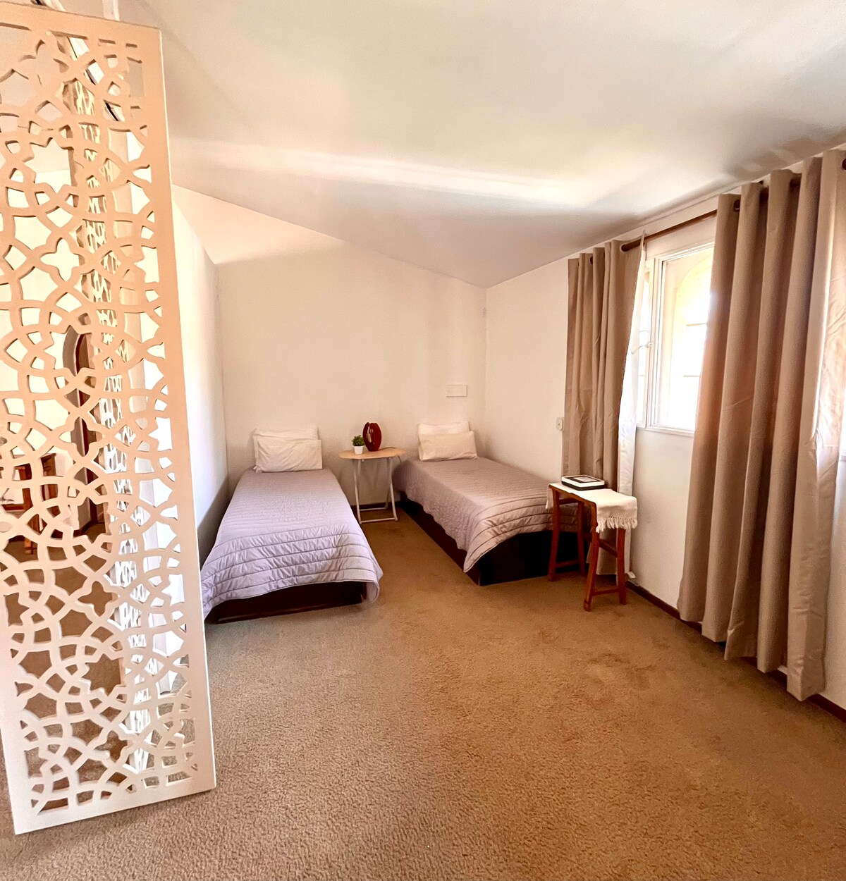 ห้องนอนนี้ตั้งอยู่บนชั้นบนและอยู่ติดกับห้องนั่งเล่นที่เป็นกันเองบนชั้นเดียวกัน สะดวกสบายและกว้างขวางมาก เพลิดเพลินกับแสงแห่งรุ่งอรุณ