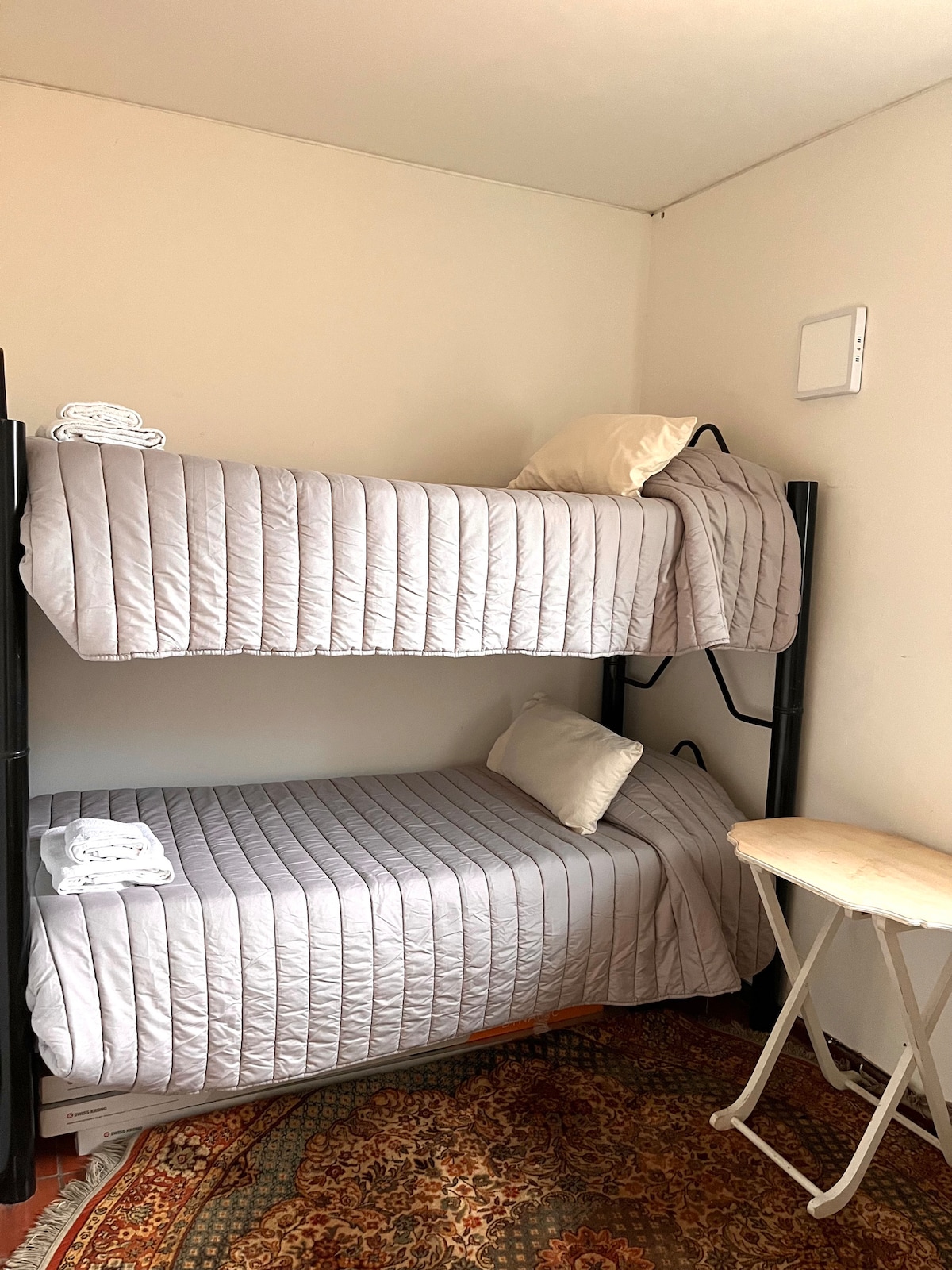 ห้องนอนนี้ตั้งอยู่ถัดจากห้องครัว เหมาะสำหรับวัยรุ่นเนื่องจากมีความเป็นอิสระ มีห้องน้ำอยู่ติดกัน