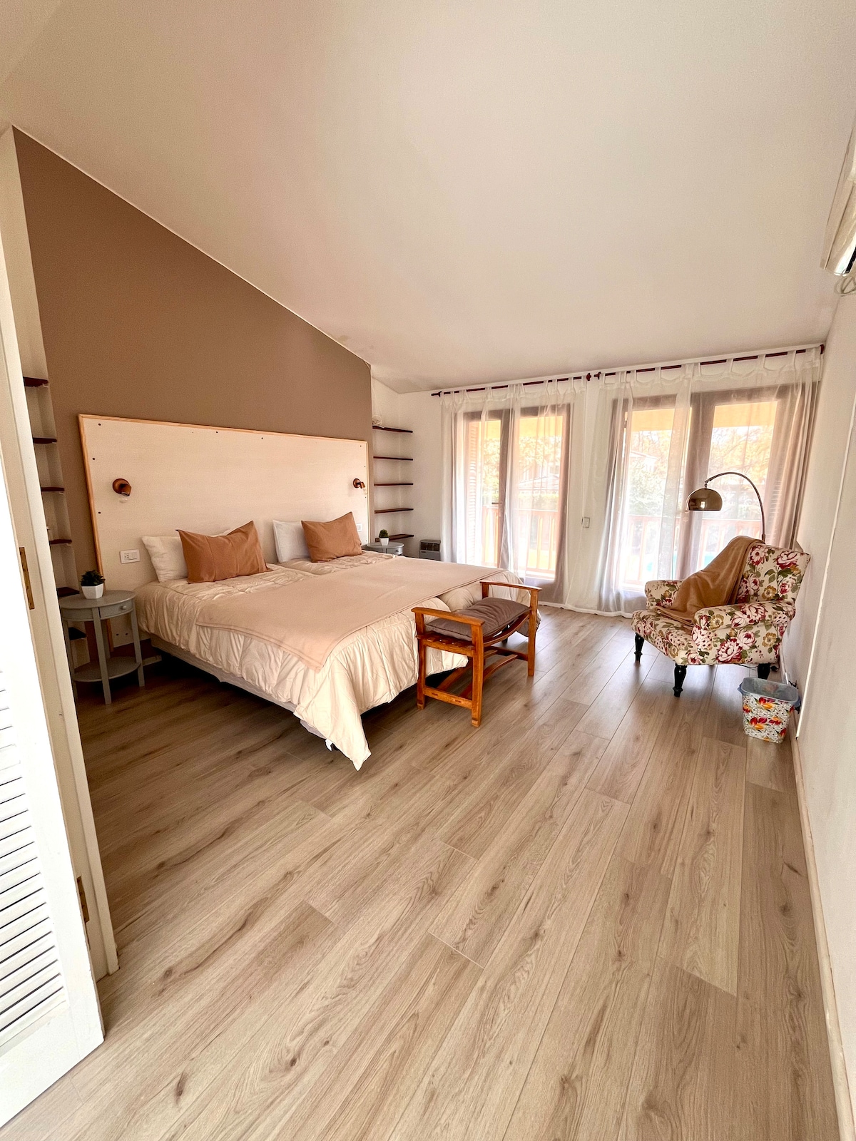 ห้องนอนใหญ่ สว่าง กว้างขวาง ห้องนอนและห้องสวีทนี้มีพื้นที่มากมายสำหรับแขวนและจัดเสื้อผ้าของคุณระหว่างการเข้าพัก และยังมีห้องน้ำในตัว หน้าต่างของห้องพักมองเห็นระเบียงที่คุณสามารถมองเห็นสระว่ายน้ำได้