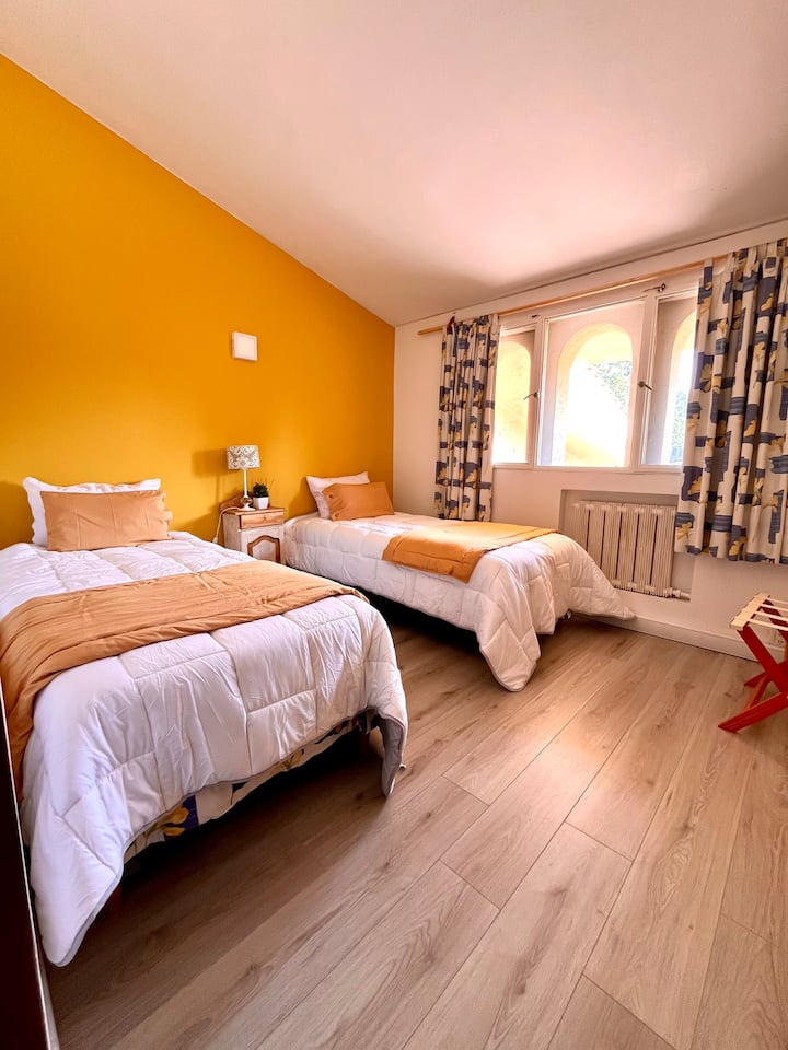 Detta mycket ljusa och väl ventilerade sovrum ligger på övre våningen i huset och har utsikt över trädgården. Det har ett stort förvaringsutrymme
