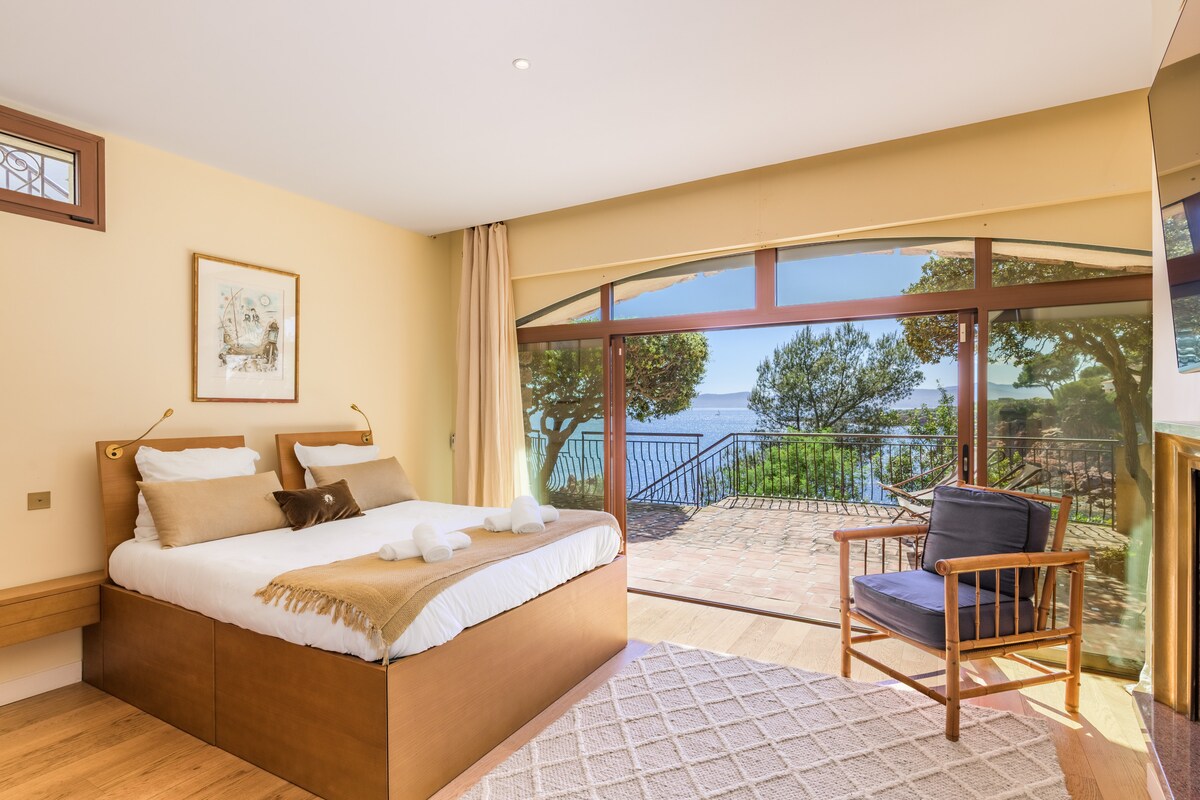 ห้องพักสว่างและสะดวกสบายพร้อมห้องน้ำส่วนตัวและเตียงที่จัดเตรียมไว้เมื่อคุณมาถึง