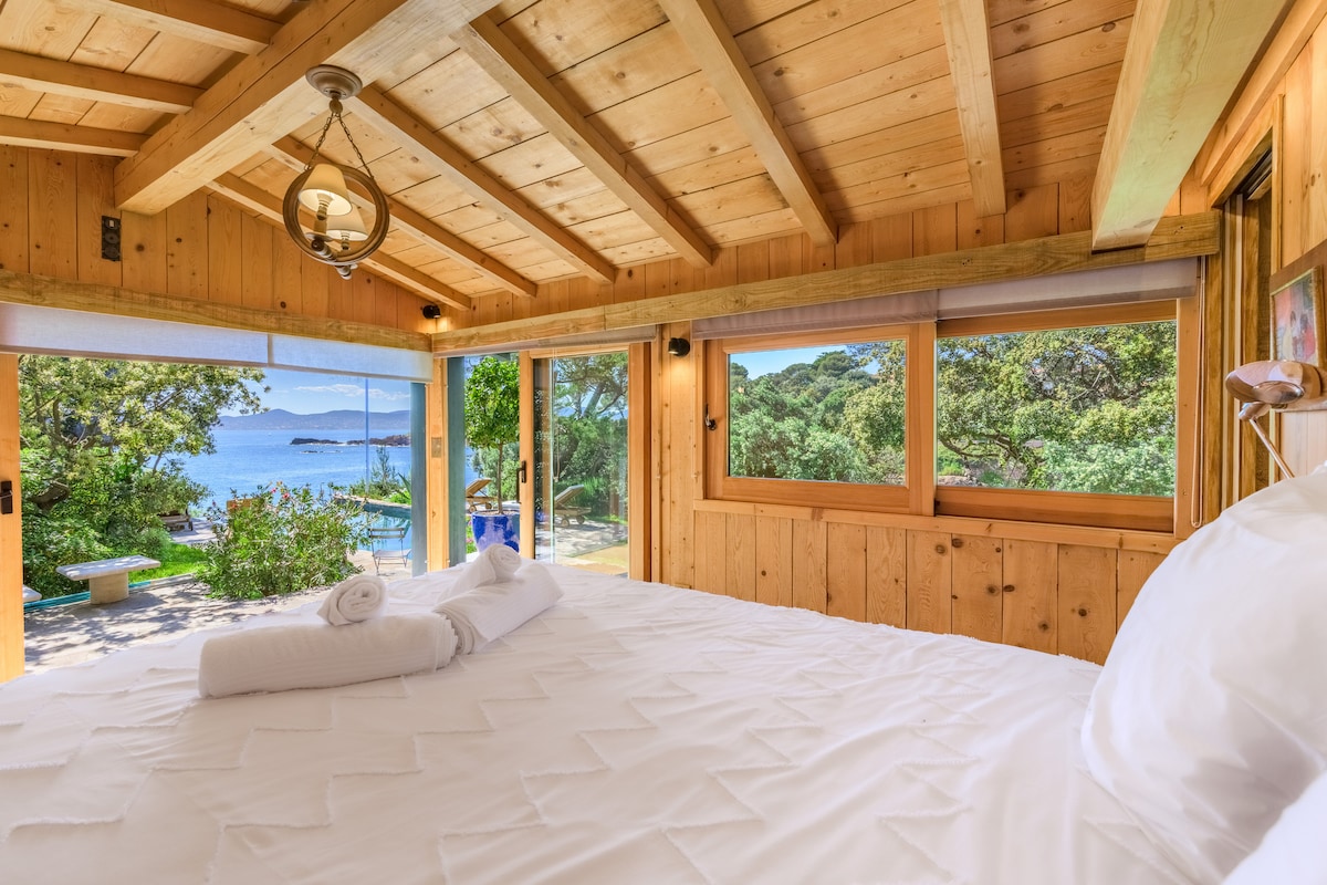 ห้องพักที่มีเอกลักษณ์ สว่าง และสะดวกสบายริมสระว่ายน้ำและวิวทะเลที่น่าตื่นตาตื่นใจ เตียงของคุณจะถูกจัดเตรียมเมื่อคุณมาถึงและห้องน้ำส่วนตัวของคุณ