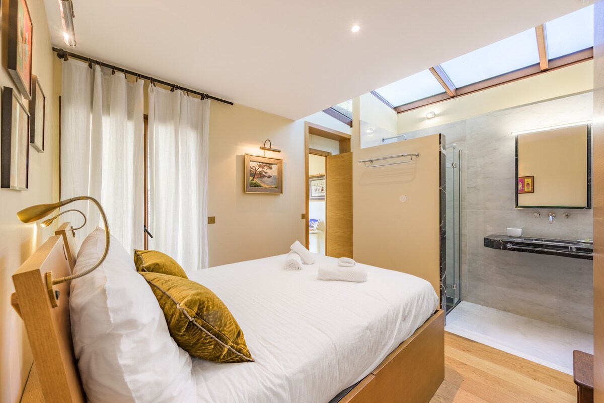 ห้องพักสว่างและสะดวกสบายพร้อมเตียงที่จัดเตรียมไว้เมื่อคุณมาถึงและห้องน้ำส่วนตัวของคุณ 