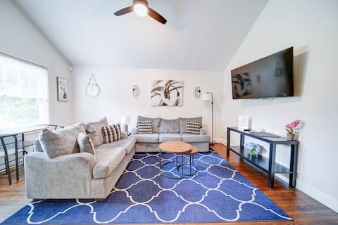 Top Airbnb: Modern 2BR in Villa Heights – Walk to NoDa in Villa Heights