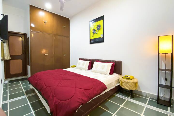 Მთავარი საძინებელი საკუთარი სააბაზანოთი. 
- კონდიცირება
- ტელევიზორი amazon firestick-ით
- Locakbe Almirah
- კომფორტული საწოლი Queen 