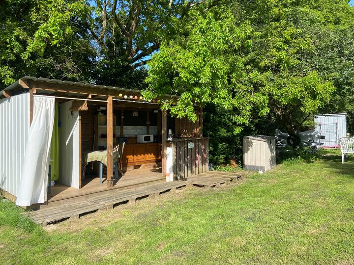 Tipi En Bois Ty Dyx.
Cuisine Et Douche Extérieures - Saint-Étienne-de-Montluc