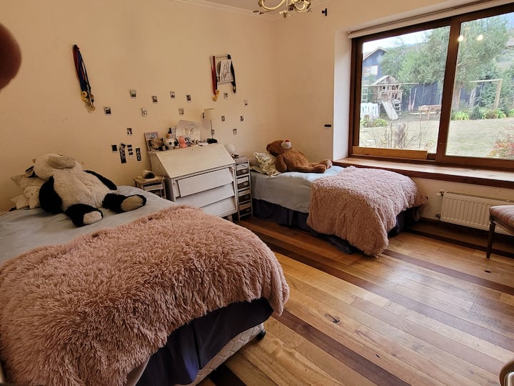 Një dhomë gjumi e madhe me pamje të bukur të kopshtit me krevat për 1.5 persona që ka një krevat për 1 person poshtë.
1 krevat me 1 katror.