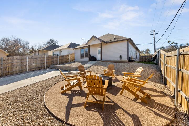 Casa De Solicitas, Near Stockyards, Sleeps 15! gallery image 2