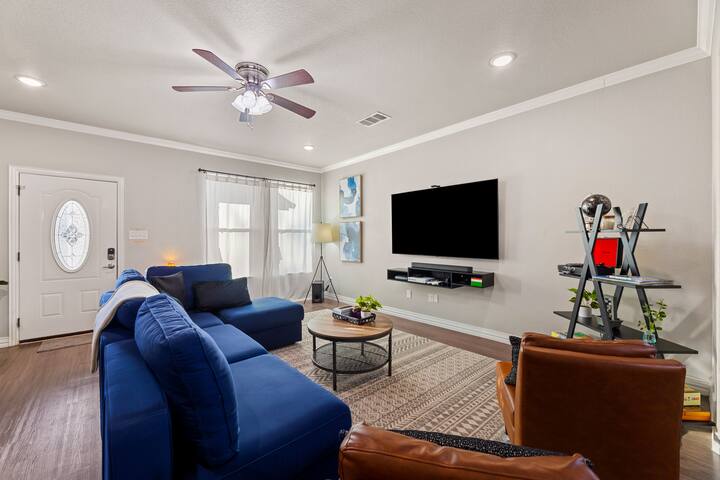 Casa De Solicitas, Near Stockyards, Sleeps 15! gallery image 5