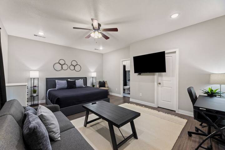 Casa De Solicitas, Near Stockyards, Sleeps 15! gallery image 3