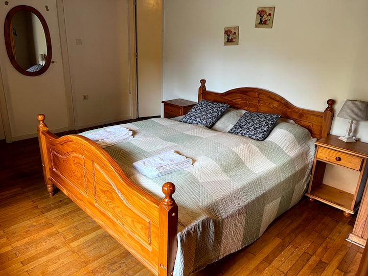 Lit 1,6 x 2 m, étage inférieur, accès au jardin