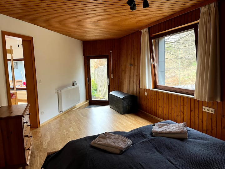 Lit 1,6 x 2 m, étage supérieur, accès à la petite terrasse / arrière-cour