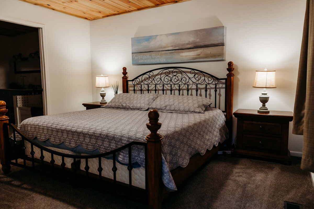 Soba s bračnim krevetom i kupaonicom na prvom katu