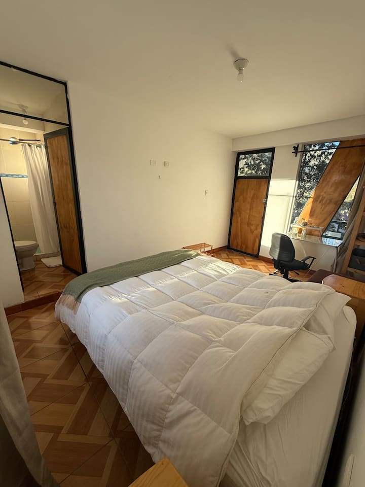 Priestranná izba s veľmi pohodlnou manželskou posteľou, písacím stolom a kancelárskou stoličkou a kusom nábytku na uloženie vecí. Zahŕňa vlastnú kúpeľňu. Do tejto izby dopadajú slnečné lúče po celý deň!