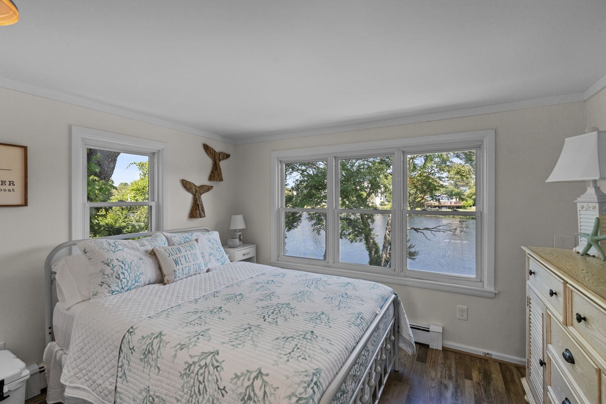 Veľmi pohodlná manželská posteľ s matracom z pamäťovej peny. Úplne nové obliečky a prikrývky. Izba zahŕňa aj kompletný šatník, ľadovo chladiacu klimatizáciu a veľký toaletný stolík. Úžasný výhľad na jazero Teal Lake v zadnej časti domu! 