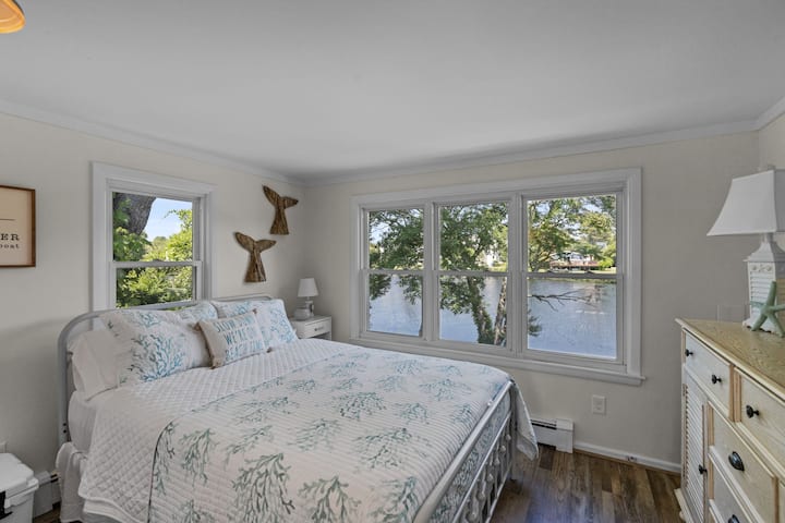 Very comfortable queen size bed with memory foam mattress. Brand new sheets and comforters. Room also includes full closet, ice cold AC and large dresser. Amazing views of Teal Lake in the back of the house! 