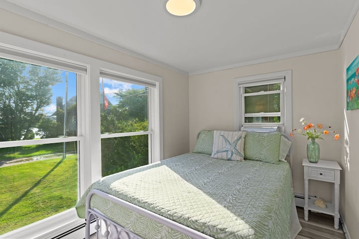 Very comfortable queen size bed with memory foam mattress. Brand new sheets and comforters. Room also includes ice cold AC and dresser. Brand new big windows that have water views of Green Hill Pond on the front of the home. 