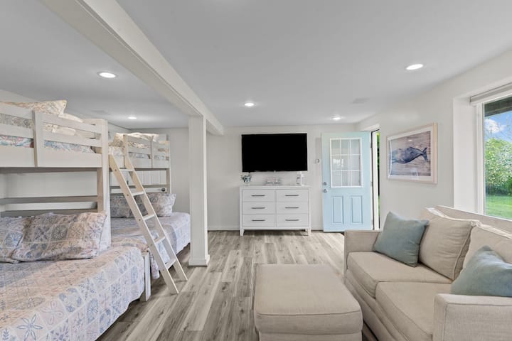 Awesome bunk room that includes 2 full lower bunk beds, and 2 twin upper bunk beds. Space also includes a smart TV, comfy love seat & ottoman, Pac Man machine, ice cold AC, dresser/ closet & black out shades. Great views of water from all windows! 
