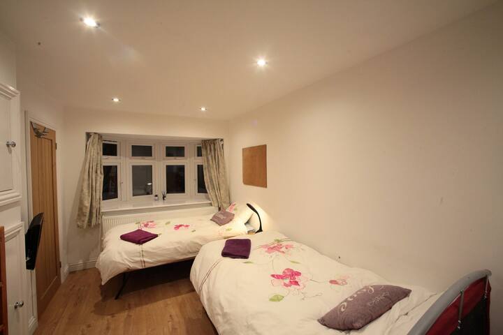 Habitación 5 con dos camas individuales