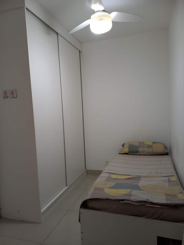 خزانة ومراوح سقف. 