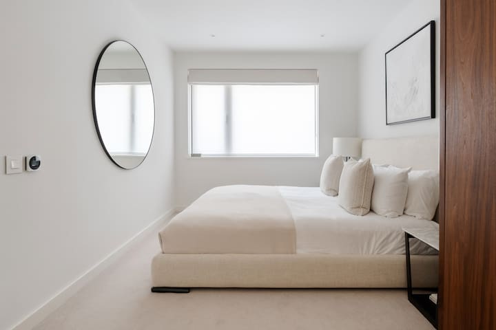 Bright retreat w/ gym near Green Park