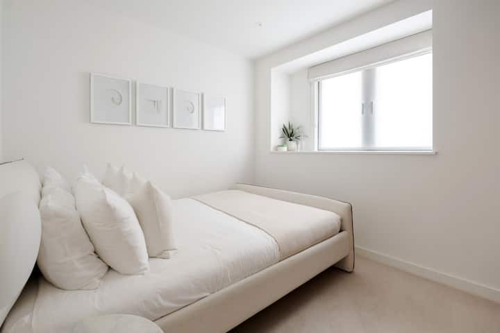 - Chambre d'amis chic et compacte avec un design moderne et une ambiance lumineuse
- Lit de taille normale orné d'oreillers moelleux et de draps frais pour des nuits reposantes
- L'art mural décoratif et une baie vitrée ensoleillée rehaussent le style minimaliste serein.