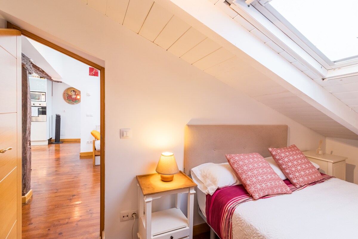 ห้องที่ 2 มีเตียงคู่และโต๊ะข้างเตียง