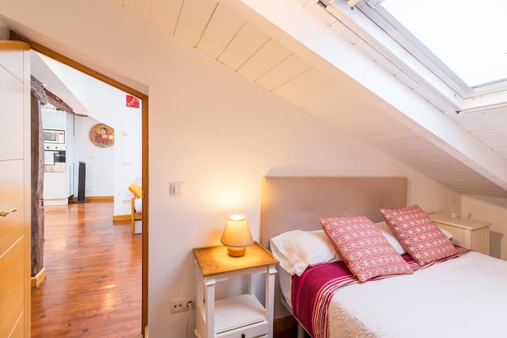 Segunda habitación que cuenta con cama matrimonial, y una mesilla