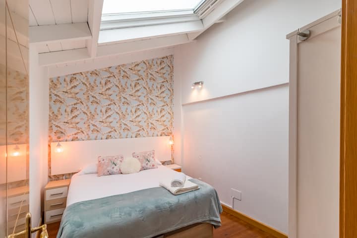 Habitación principal con un gran Velux en el techo donde poder ver las estrellas.