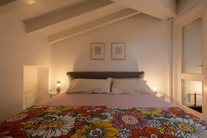 Chunguza chumba chetu cha kulala cha pili ambapo utulivu unatawala kwa kiwango cha juu. Licha ya ukubwa wake mdogo, chumba hiki kina joto na starehe, kikikualika upumzike na upumzike. Iwe ni usingizi wa usiku au kulala sehemu hii inatoa kimbilio la starehe kwa ajili ya ukaaji wako