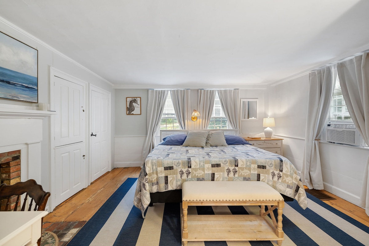 Rymlig dubbelsäng på bottenvåningen med tillhörande badrum. Varsågod, sov in, mörkläggningsgardinerna och gardinerna kommer att hjälpa till att säkerställa en vilsam natt till nästa dag. 