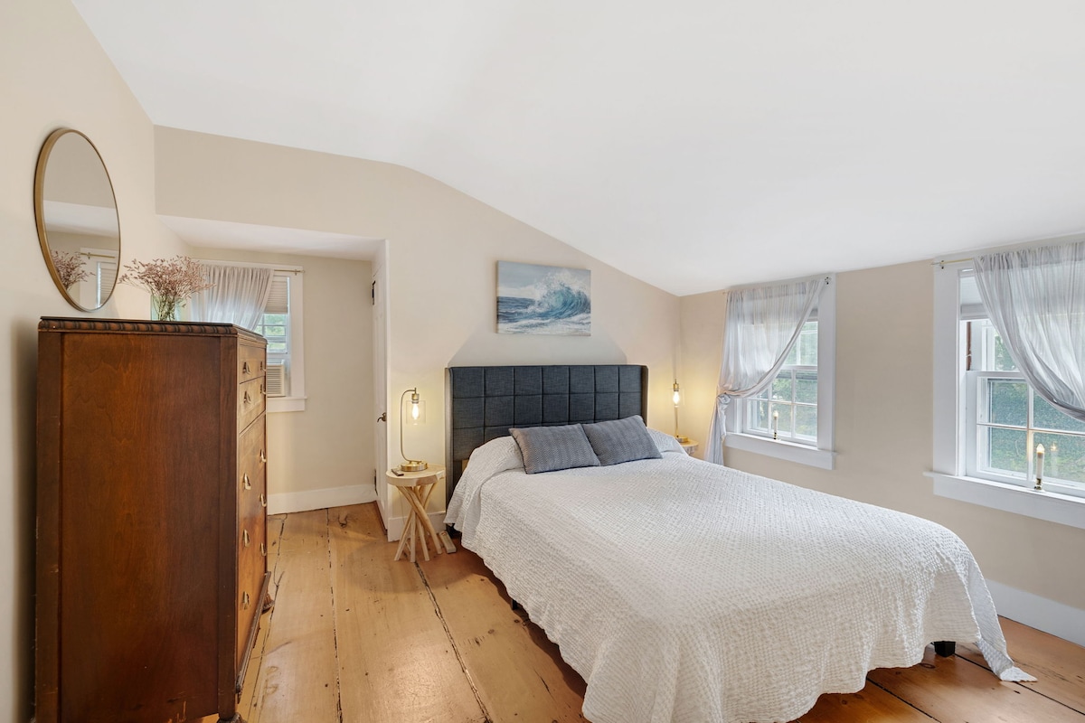 En dubbelsäng i ett bekvämt sovrum på 2: a våningen med 2 garderober. 