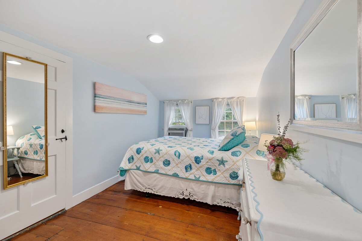 Bekväm dubbelsäng. Detta sovrum och alla sovrum har en garderob för att hänga dina kläder.