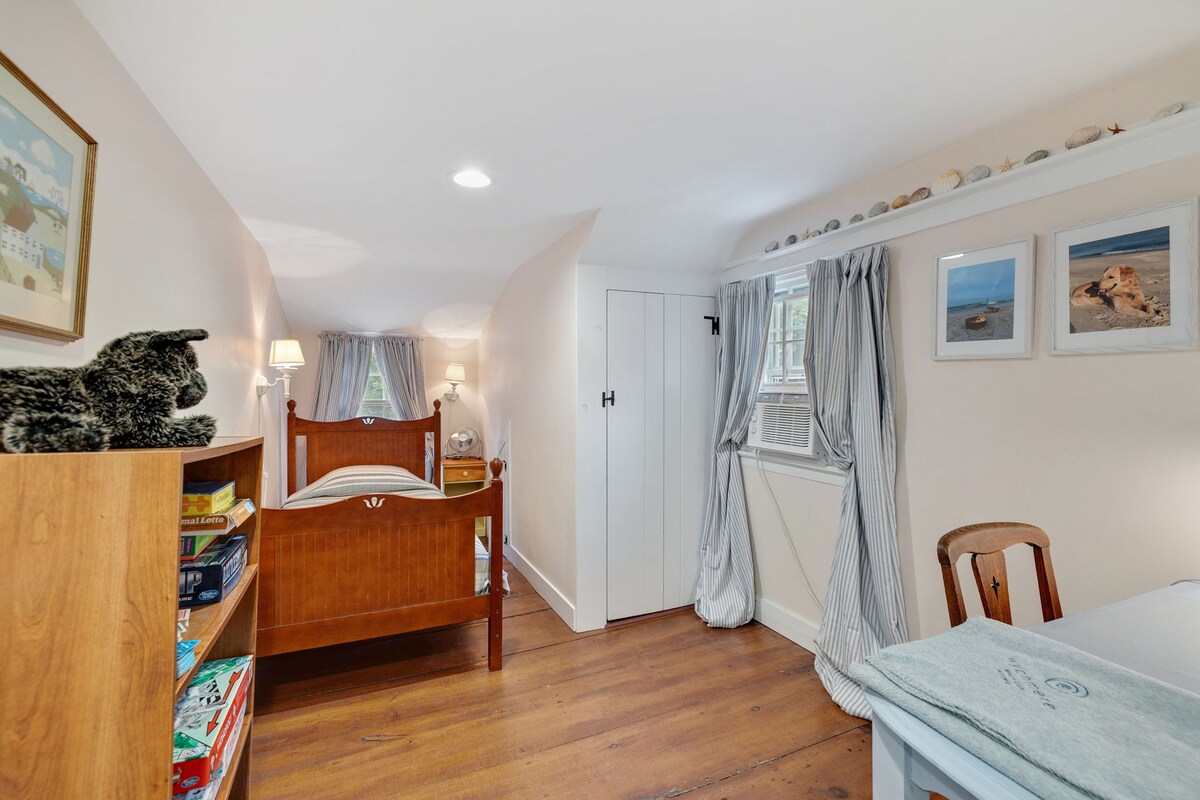 Varje sovrum har ett fönster AC-enhet. Bärbara fläktar är också belägna i hela huset. Arbetar du på distans? Höghastighetsinternet hjälper dig att komma igenom dagen snabbt i dessa ytterligare (1 av 3) arbetsutrymmen. 