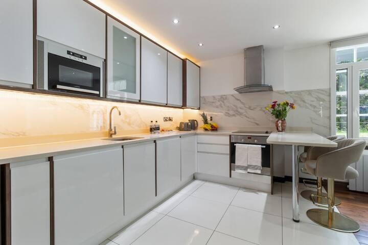 Lovely 4 bedroom flat just off Oxford Street gallery image 4