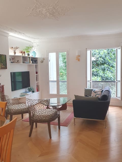 Popular Airbnb listing: Beautiful & cosy apartment near Luxembourg Garden in Paris 6e Arrondissement