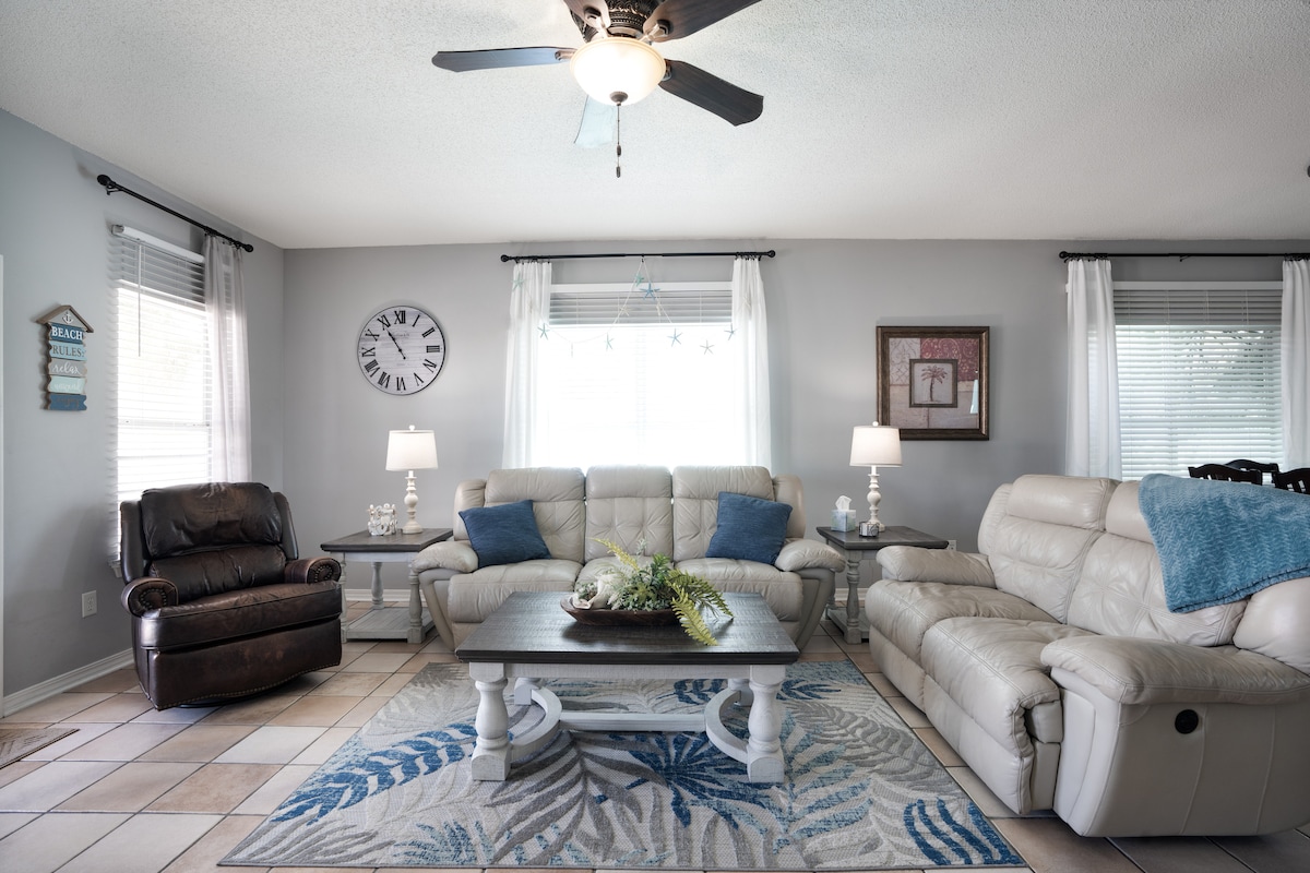 Successful Airbnb property: The Purple Sunset-200ft to Beach w Pool in Navarre Beach