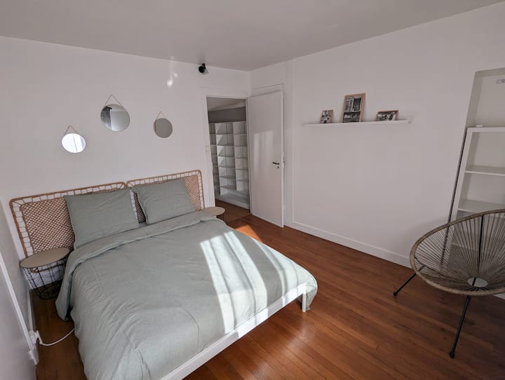 Una segunda habitación acogedora con una cama doble, perfecta para un sueño reparador después de un día ajetreado. 