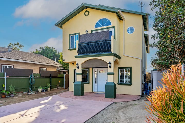 Large 4Bd 3bath house DT*Airport*Zoo