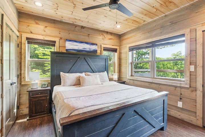 Chambre au rez-de-chaussée. Très grand lit avec salle de bain complète, télévision Roku et accès au balcon. 