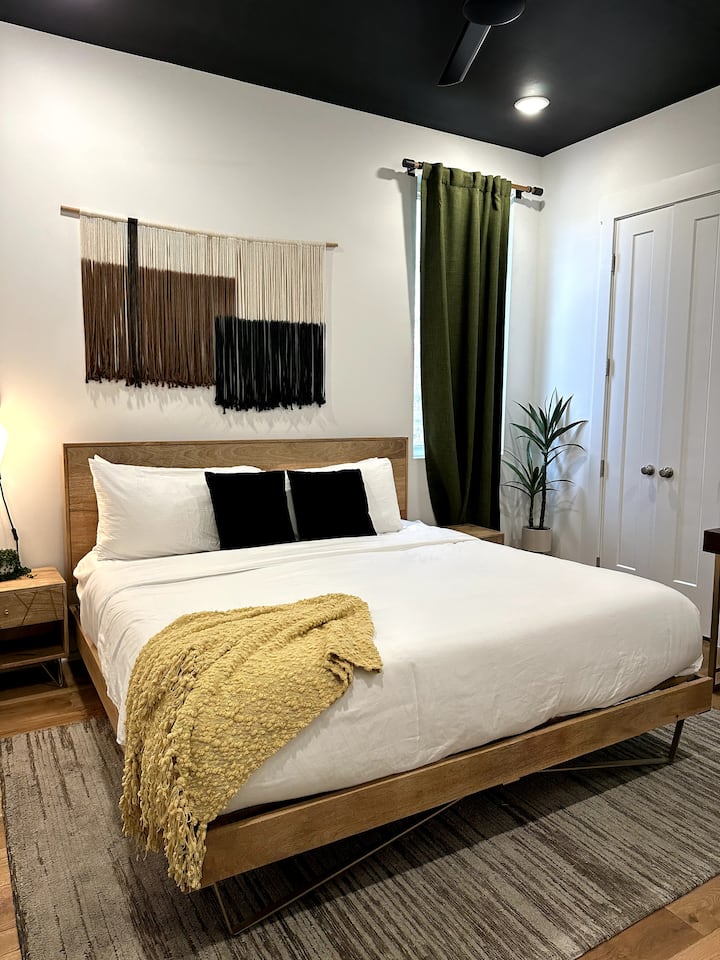 Kingsize-dobbeltseng med tempereret madras og et arbejdsområde og dedikeret belysning til skrivebord og læsning for at give mulighed for fleksibilitet i brugen af pladsen.
