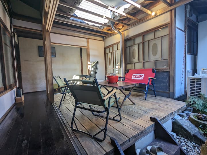 A Casual Old Folk House In A Tourist Castle Town - Ozu