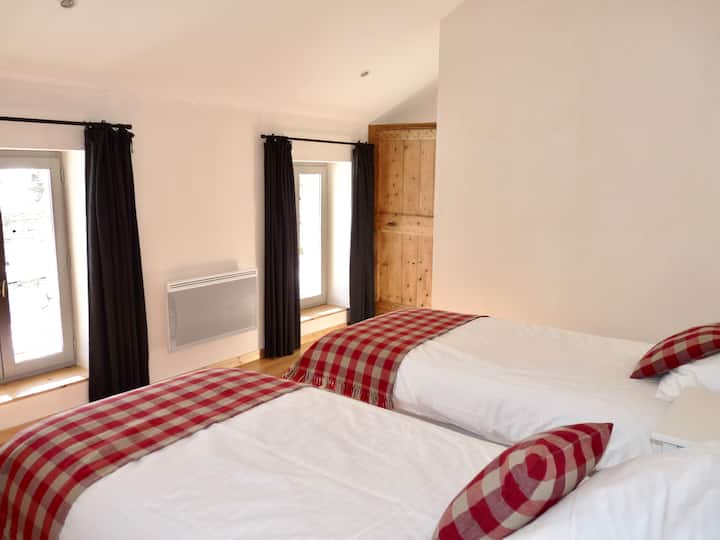 Chambre N° 2 à l'étage, spacieuse, orientation est et sud. 2 Lits de 90X200. Possibilité de transformer en un lit de 180X200.
Equipée d'une armoire intégrée  avec penderie et étagères avec cintres en bois. Table de nuit, chaise.....