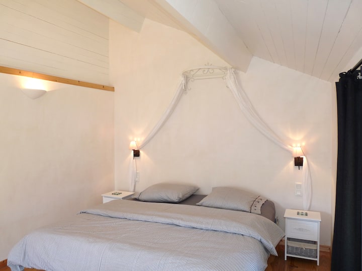 Chambre N° 1 Lit King Size de 190X200.
A L'étage, exposition nord et est. Chambre spacieuse et
lumineuse , vue sur la montagne.
Equipée d'une armoire penderie et  tiroirs, un coffre fort, cintres en bois pouffe et deux tables de nuit...
