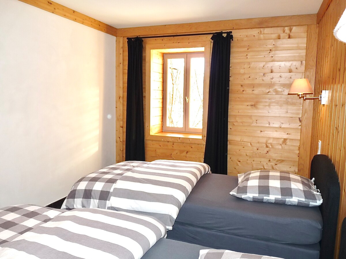 Chumba cha kulala # 3 kwenye ghorofa ya chini, mwonekano wa bustani. Kusini inaangalia. Vitanda viwili 90X200. Uwezekano wa kubadilika kuwa kitanda kikubwa cha 180X200.
WARDROBE iliyojengwa na nafasi ya kunyongwa na rafu. Vikiwa na viango vya mbao, meza 2...