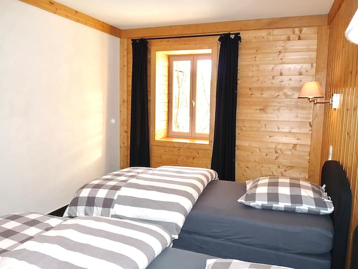 Chambre N° 3  au rez-de-chaussée, vue sur le jardin. Exposition sud. Deux lits de 90X200. Possibilité de transformer en un grand lit de 180X200.
Armoire intégrée avec penderie et étagères. Equipée de cintres en bois, 2 tables de nuit...