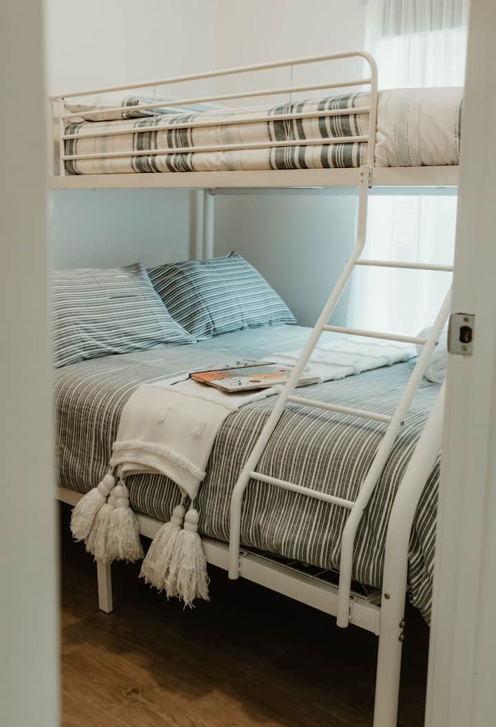 Dormitorio 3, litera individual en la parte superior y doble en la parte inferior con manta eléctrica. Armario.  Toda la ropa de cama incluida